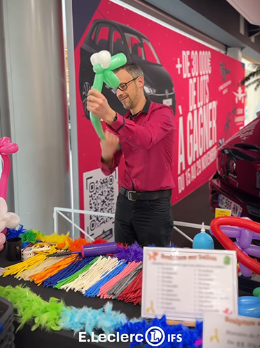 Animation operation commerciale jeux concour galerie marchande animateur présentateur magicien ballon manche calvados